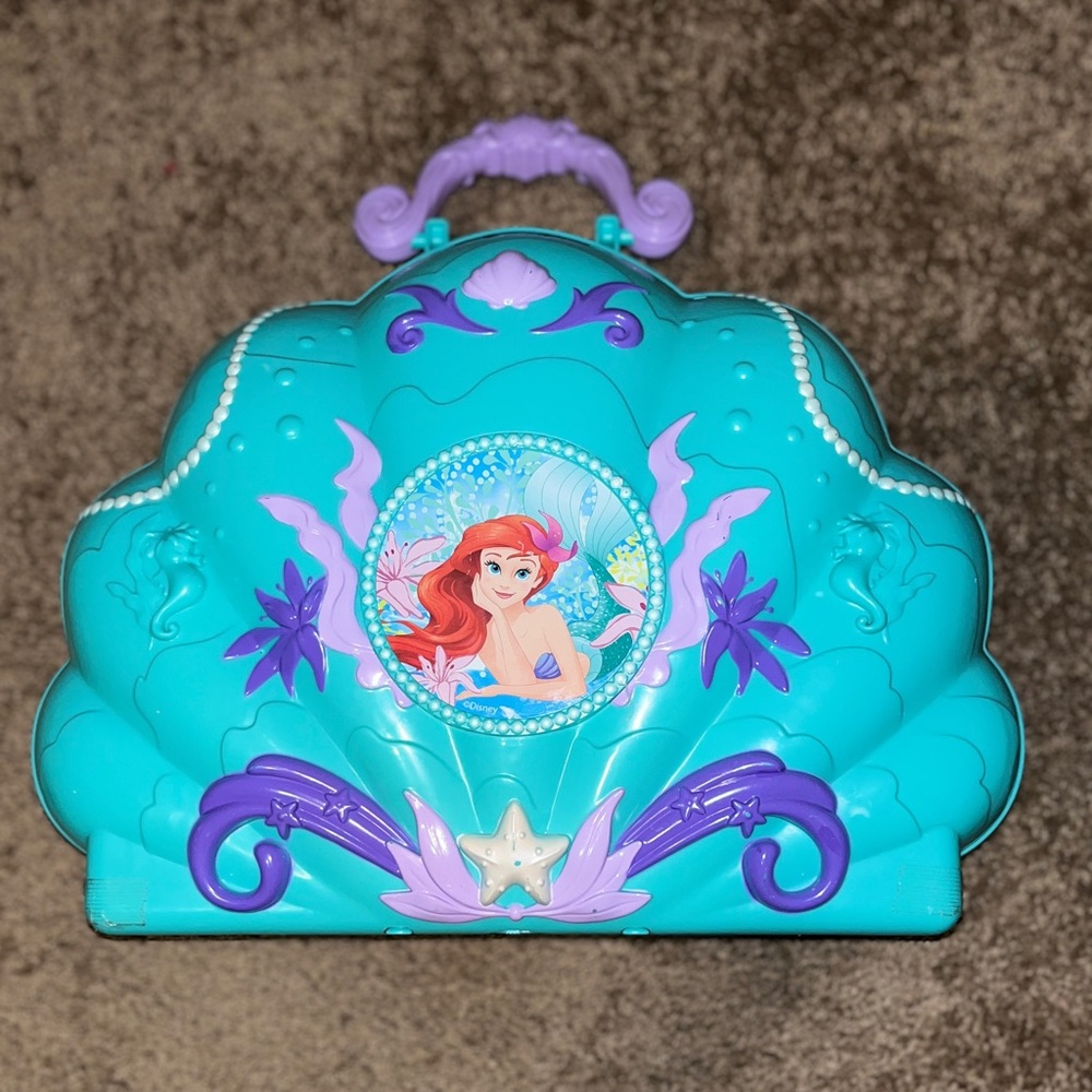 Little mermaid portable vanity